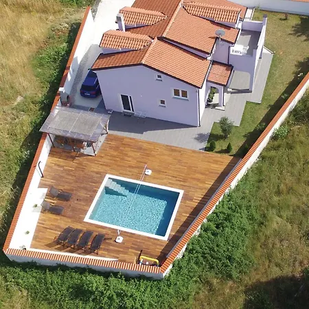 Casa vacanze In With Outdoor Swimming Pool *