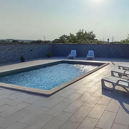 In With Outdoor Swimming Pool Casa vacanze *