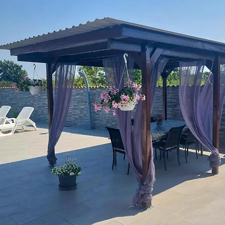 In With Outdoor Swimming Pool Casa vacanze Pola