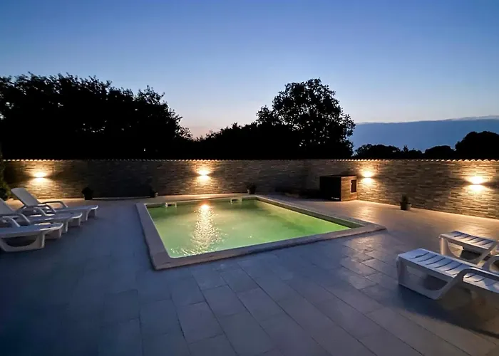 Stunning In Πούλα