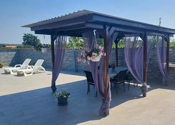 Stunning In Feriehus Pula