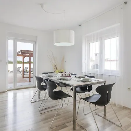 Stunning In Пула